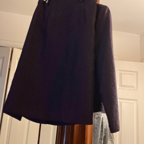 Brown design skirt suit very flattering - Picture 8 of 8